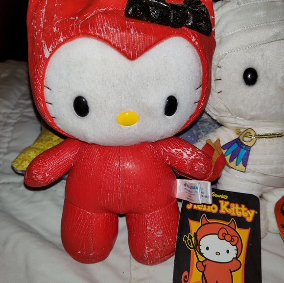 Vintage lot of Halloween themed Hello Kitty plushies - Picture 5 of 5